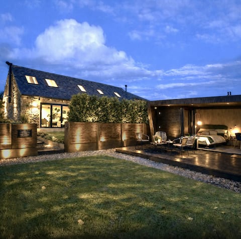 Luxury Cottage-8ppl *Private Lake*Hot Tub *Animals