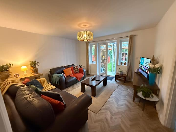 5 Bed House, 4 Double Beds Off Road Parking - Raptor Foundation