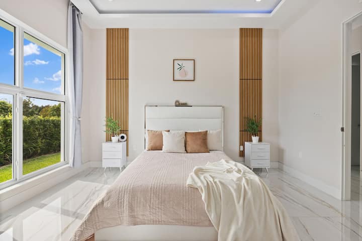 Искусете мирен одмор во оваа прекрасно уредена спална соба, совршена за одмор.

Брачен кревет (широк 150-179 см) со плакар за пешачење