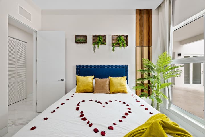 Уживајте во софистицираност - опуштете се во оваа извонредно украсена спална соба, ве чека вашето мирно одморалиште.

Брачен кревет (широк 150-179 см) со плакар за пешачење