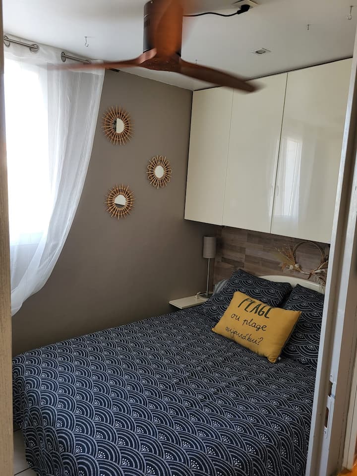 Dvojposteľová izba (140*190) s televízorom.  Nový matrac Emma. Tichý ventilátor nad posteľou.