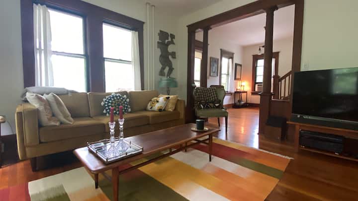 Cozy Mid-century Modern Cottage - The Iris House - Germantown, NY