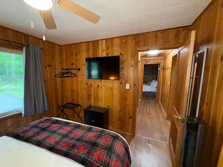Comfy queen size bed and 43” smart TV. Nightstands, lamps with USB ports and wireless charging pads.

We do not provide subscription services or cable tv.  The modem and router are inside the small cabinet under the TV. Please do not unplug.