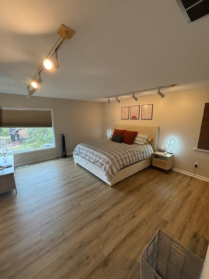 主卧配备加大双人床和55英寸电视，配备火棍和超级盒子！ 