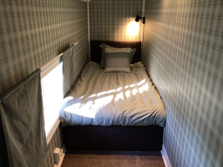 Enkel rum
Säng 100 cm x 200 cm