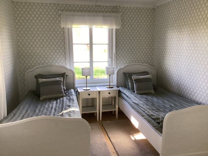 Två enkel sängar 90 cm x 200 cm.