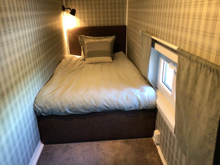 Enkel rum
Säng 105 cm x 200 cm