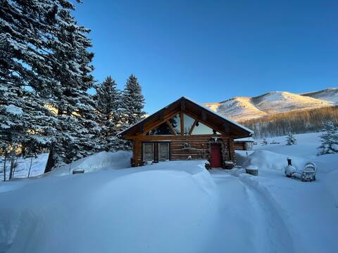 Cozy Romantic Log Cabin near Aspen, CO