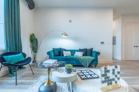 Emerald Escape| Free Parking| 2 Bath| Sleeps 8