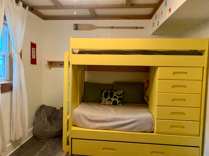 Детската спалня е долу, срещу банята. Двойно двуетажно легло с изтегляща се подложка, малка тапицирана зона за сядане в средата.