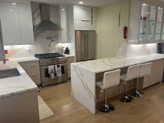 NEW! Lake & Skyline Views Kenwood CuldeSac+Parking gallery image 2