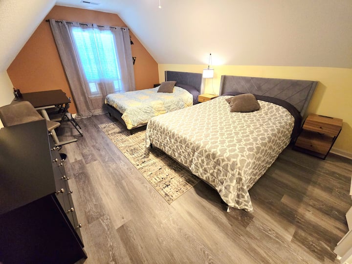 Საძინებელი 4 არის ზემოთ, აქვს 2 ორადგილიანი საწოლი