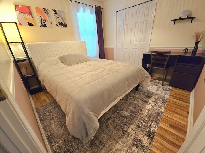 მე-3 საძინებელი 152 × 203 სმ ზომის საწოლით