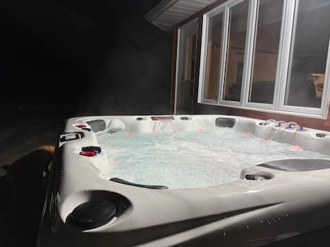 Spacious Getaway w/ Swiming Pool OR hot tub