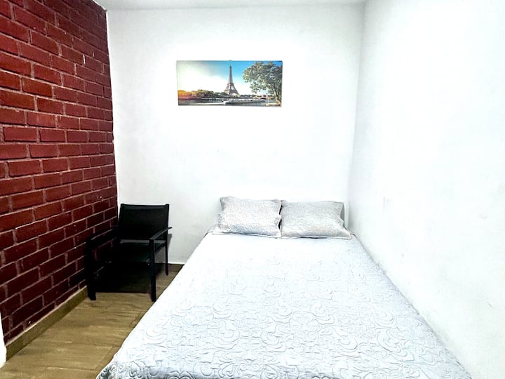Habitación en 1 er piso, con cama de 2 plazas y baño privado 