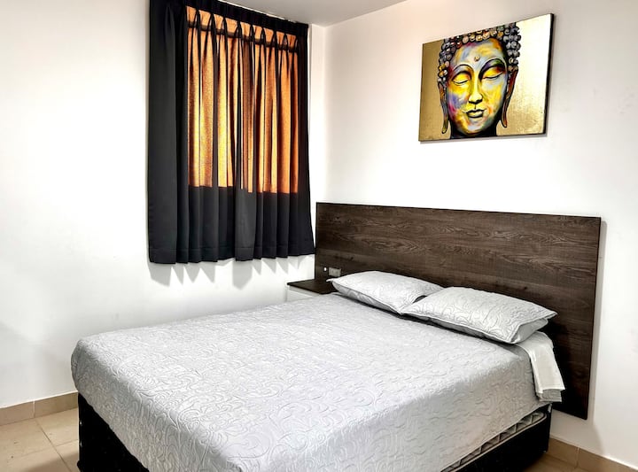 Habitación para 3, hay una tarima adicional en la parte debajo de la cama.