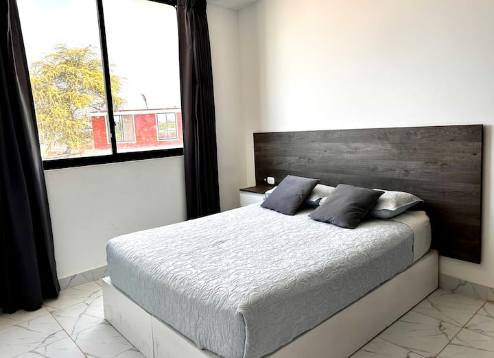 Habitación con cama queen.