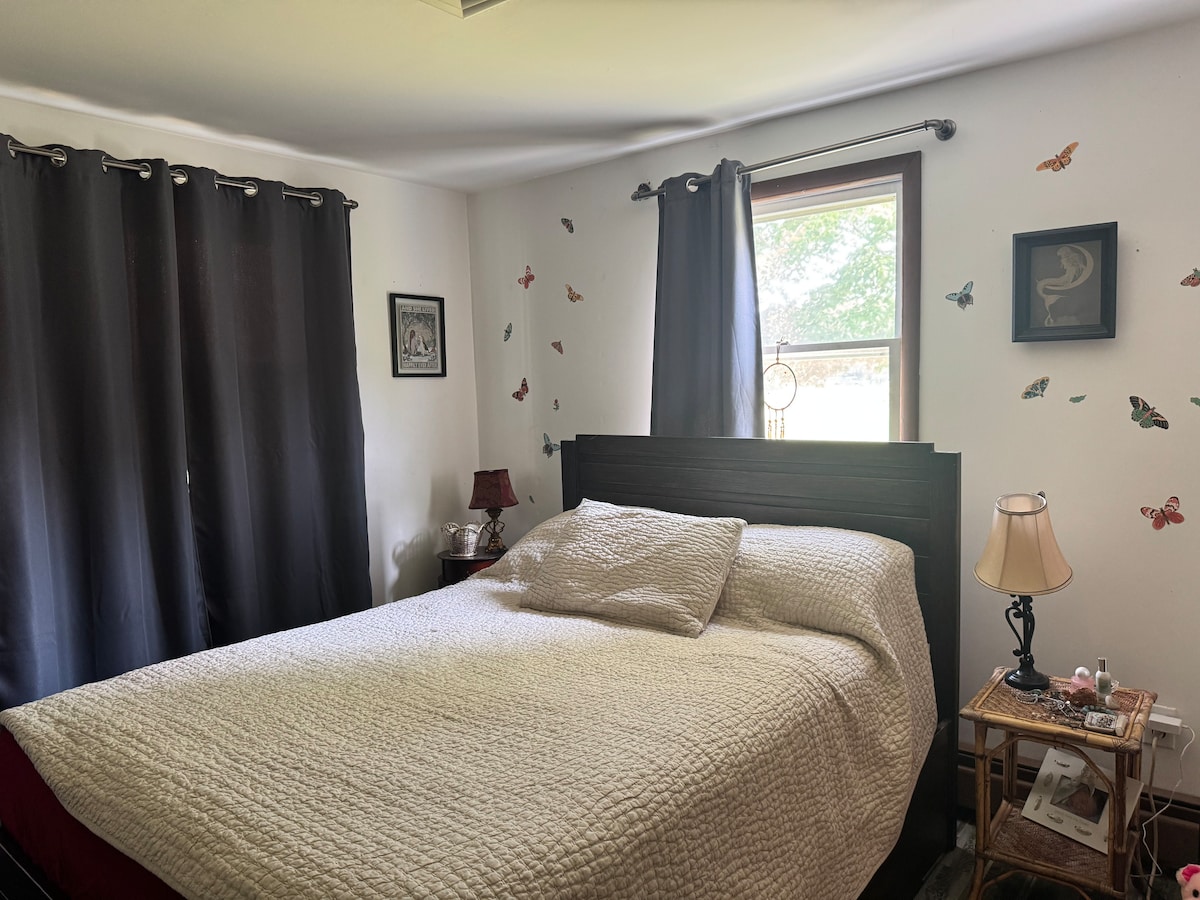 Cama tamaño queen, mucho espacio en el armario. 