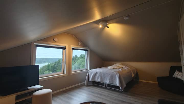 Manželská posteľ (Š 160 x D 200 cm) a stolička, ktorú je možné vytiahnuť na samostatnú posteľ