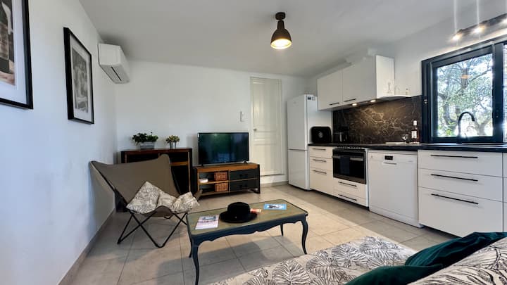 Stuen kan bruges som et ekstra soveværelse. Sofaen er en 140 cm konvertibel, der vil være klar med lagner og puder, hvis du anmoder om det, uden ekstra omkostninger. Rulleskodder og mørklægningsgardiner gør det til et natværelse.