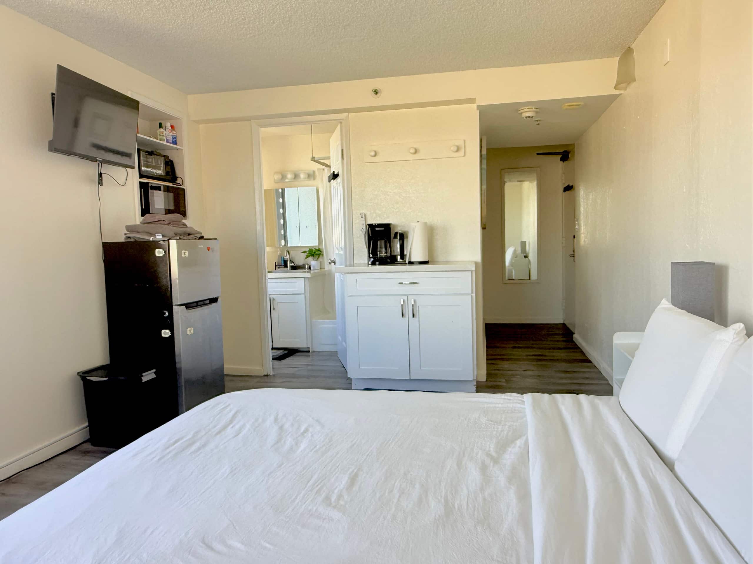 Hawaiian Monarch Private Studio/No Resort Fee - Image 19