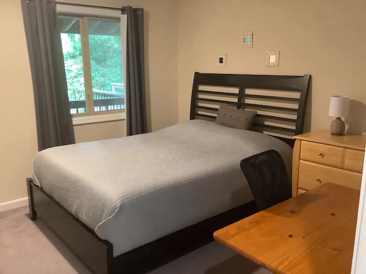 Manželská posteľ na poschodí s písacím stolom