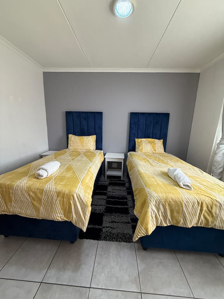 יכול לשמש כחדר ילדים. אין חדר רחצה פרטי.