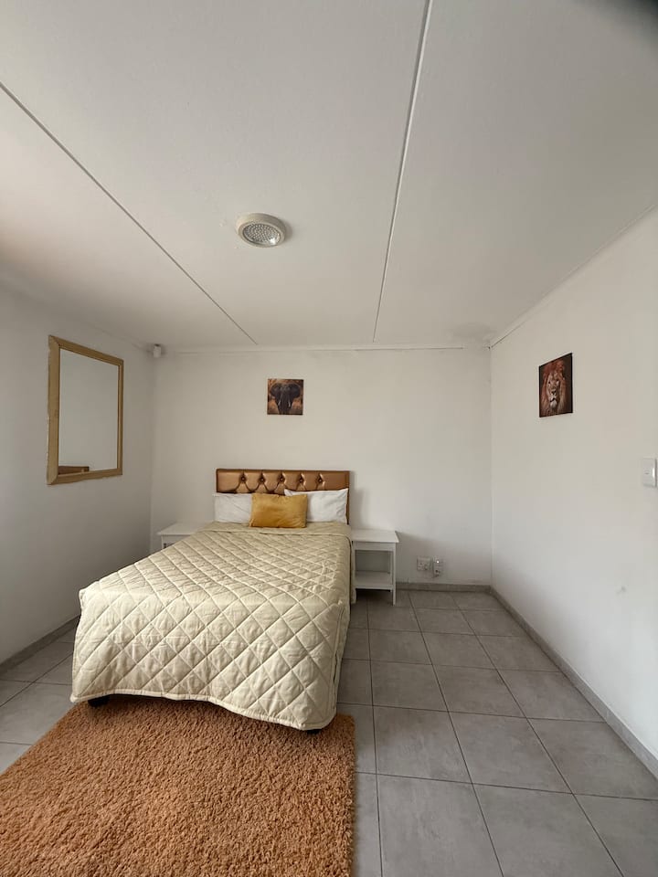 חדר שינה ראשי עם שירותים ומקלחת משלו.