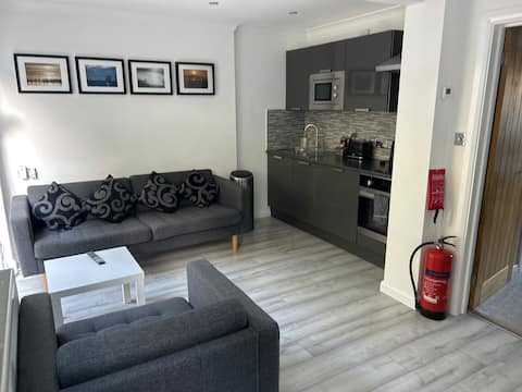 Top Airbnb: Tall trees garden flat with private entrance in Hurn