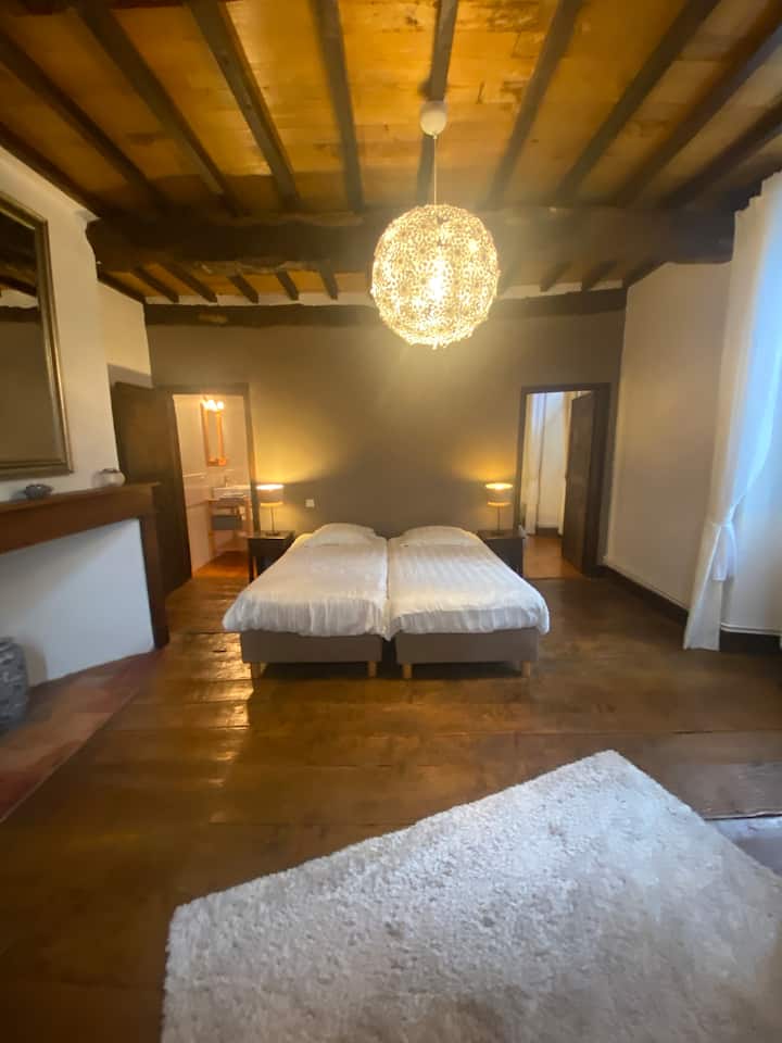 Banja e derës së majtë, dera e djathtë e dhomës së gjumit 3