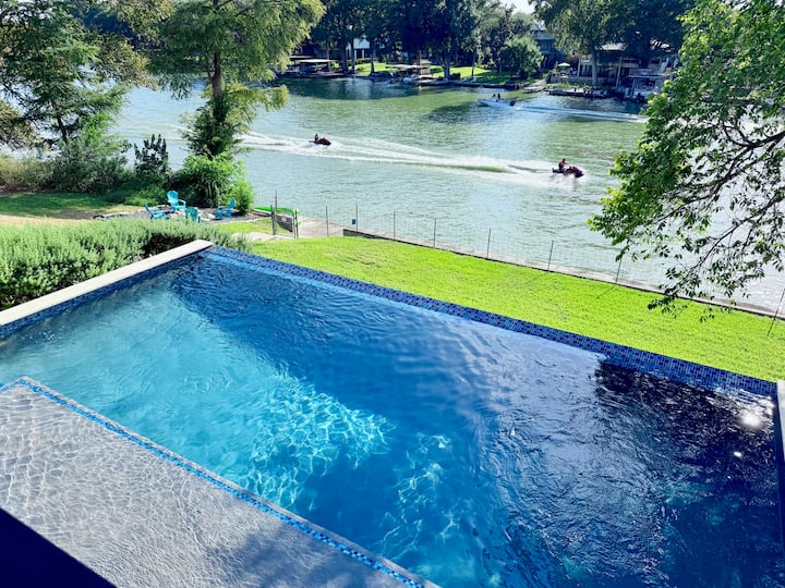 Lux Lakefront Retreat, Pool, Hot Tub, Sleeps 24 - Seguin, TX