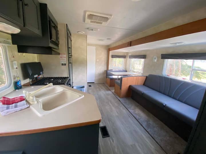 31 Ft Rv Sleeps 8. - Rocky Mountain House