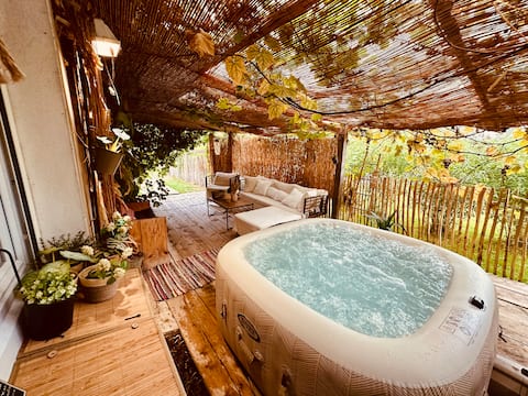 Equestrian farm cottage with a hot tub