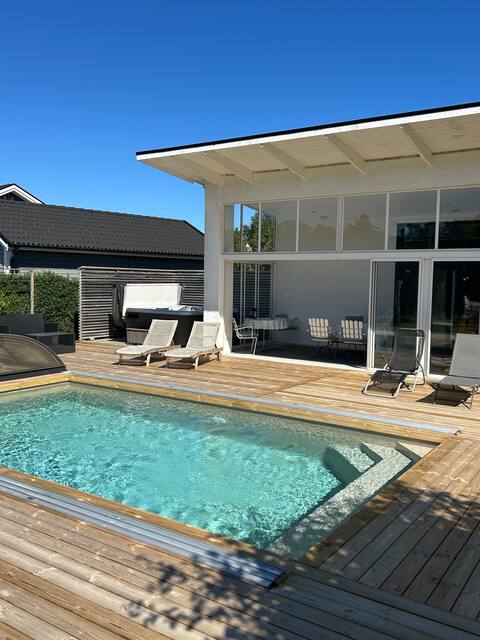 Villa with pool and hot tub between sea & golf