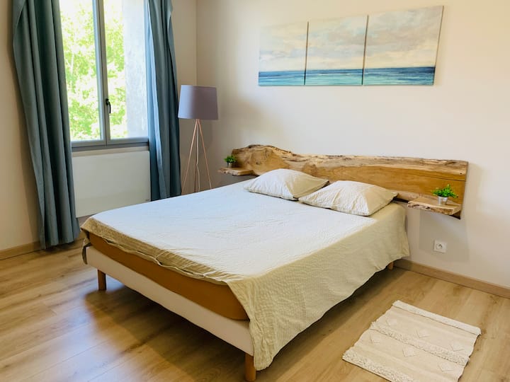 Quarto luminoso e confortável com banheiro privativo
