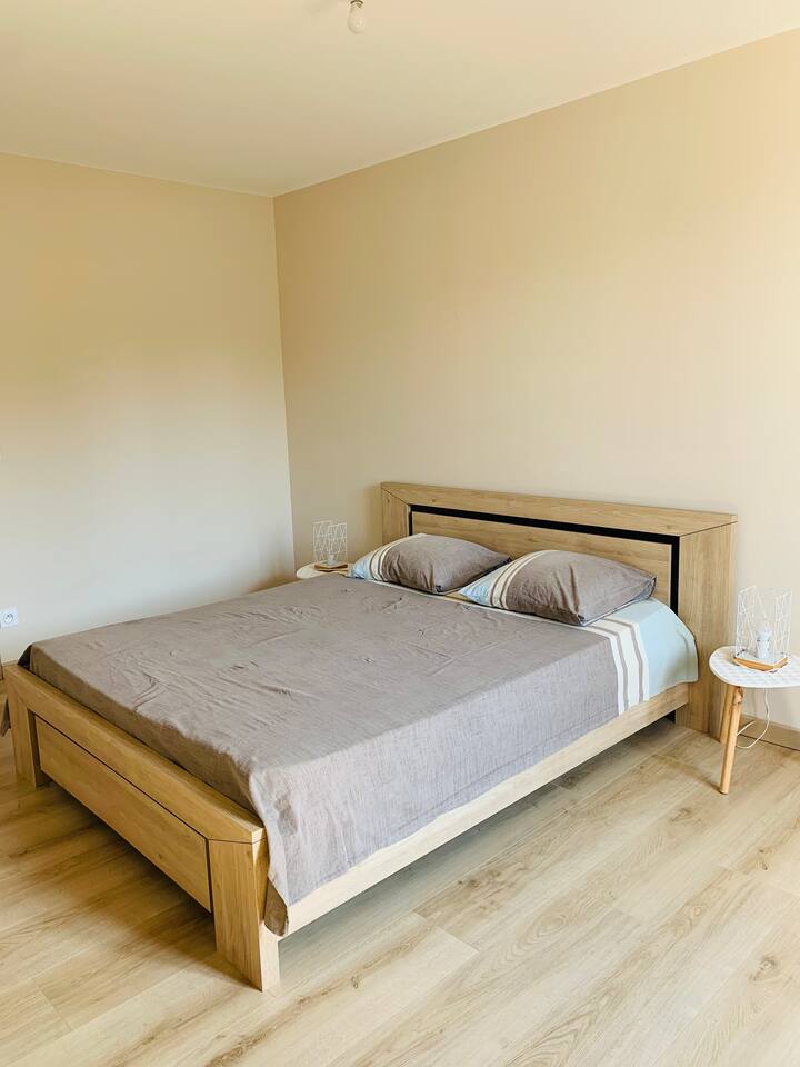 Quarto espaçoso, mais de 20 metros quadrados.
Banheiro privativo.