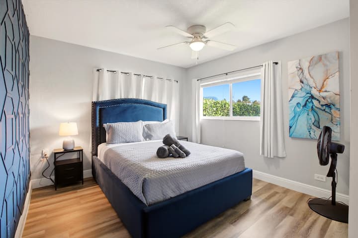Hyggeligt soveværelse med queensize-dobbeltseng i feriebolig i Fort Lauderdale.  Slap af i et stilfuldt soveværelse med queensize-dobbeltseng, luksuriøst sengetøj, mørklægningsgardiner, smart-tv og kystinspireret indretning kun få minutter fra strande i Lauderdale-by-the-Sea og Fort Lauderdale.