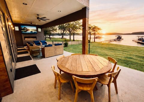 Luxury Lakefront + Huge Patio + Dock + Sleeps 14