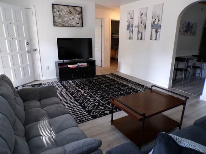 Daytona Escape W/apt Under 3 Miles To Beach 2 Bath - Daytona Beach, FL