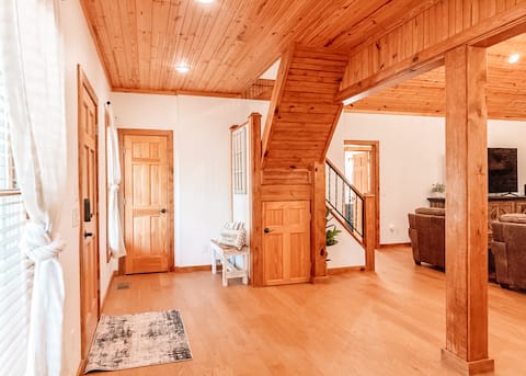 Successful Airbnb property: Newly Renovated White River Retreat, Sleeps 18 in Mountain View