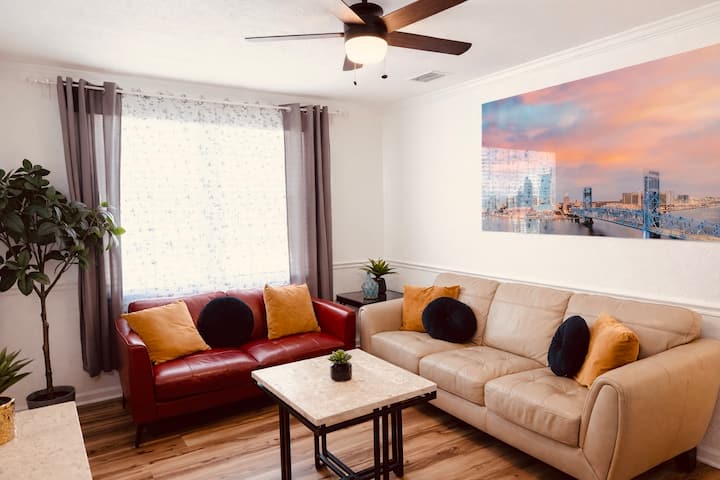 Chill Retreat W/ Private Yard • Near Downtown - Jacksonville
