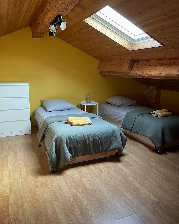 Საერთო საცხოვრებელი 6 საწოლი 1 ადამიანისთვის 2 ორადგილიანი საწოლის გაკეთების შესაძლებლობით 