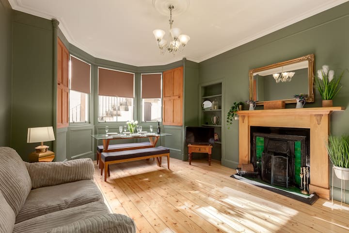 Georgian Main Door Apartment in Central Location