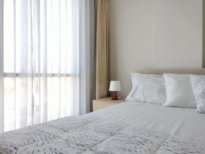 Materasso matrimoniale + comodi cuscini e coperte, biancheria di qualità