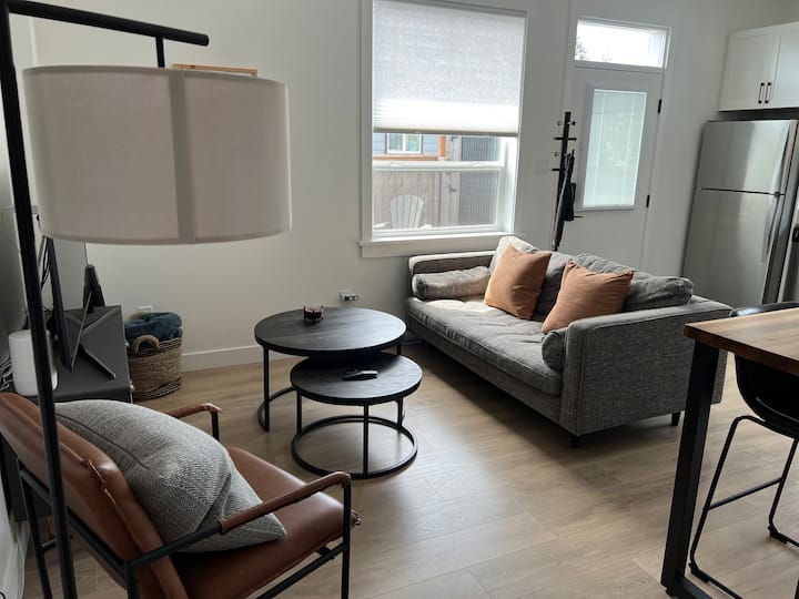 Modern 1 Br Suite “Work & Play” In Departure Bay - Nanaimo