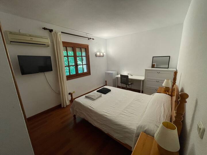 Спална соба опремена со клима уред, паметен телевизор, биро со стол и фрижидер, покрај вообичаените удобности, вклучувајќи и брз wifi за оние кои сакаат да работат од дома. 