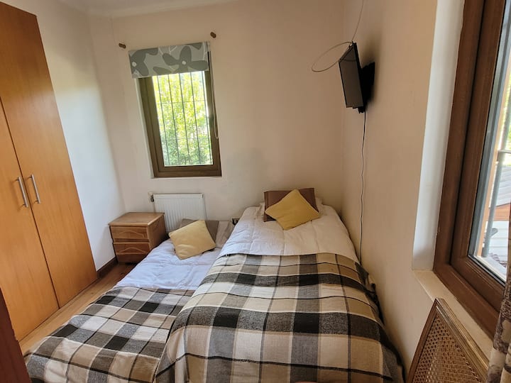 Dhomë e vogël gjumi me një krevat 1.5 katror, ai i sipërm dhe ai i poshtëm.
Ka një banjë të vogël të kompletuar.
Ka dollapë.