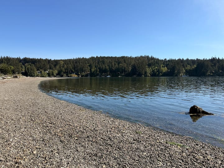 Beachfront Cottage: Ocean Waves At Your Fingertips - Sooke