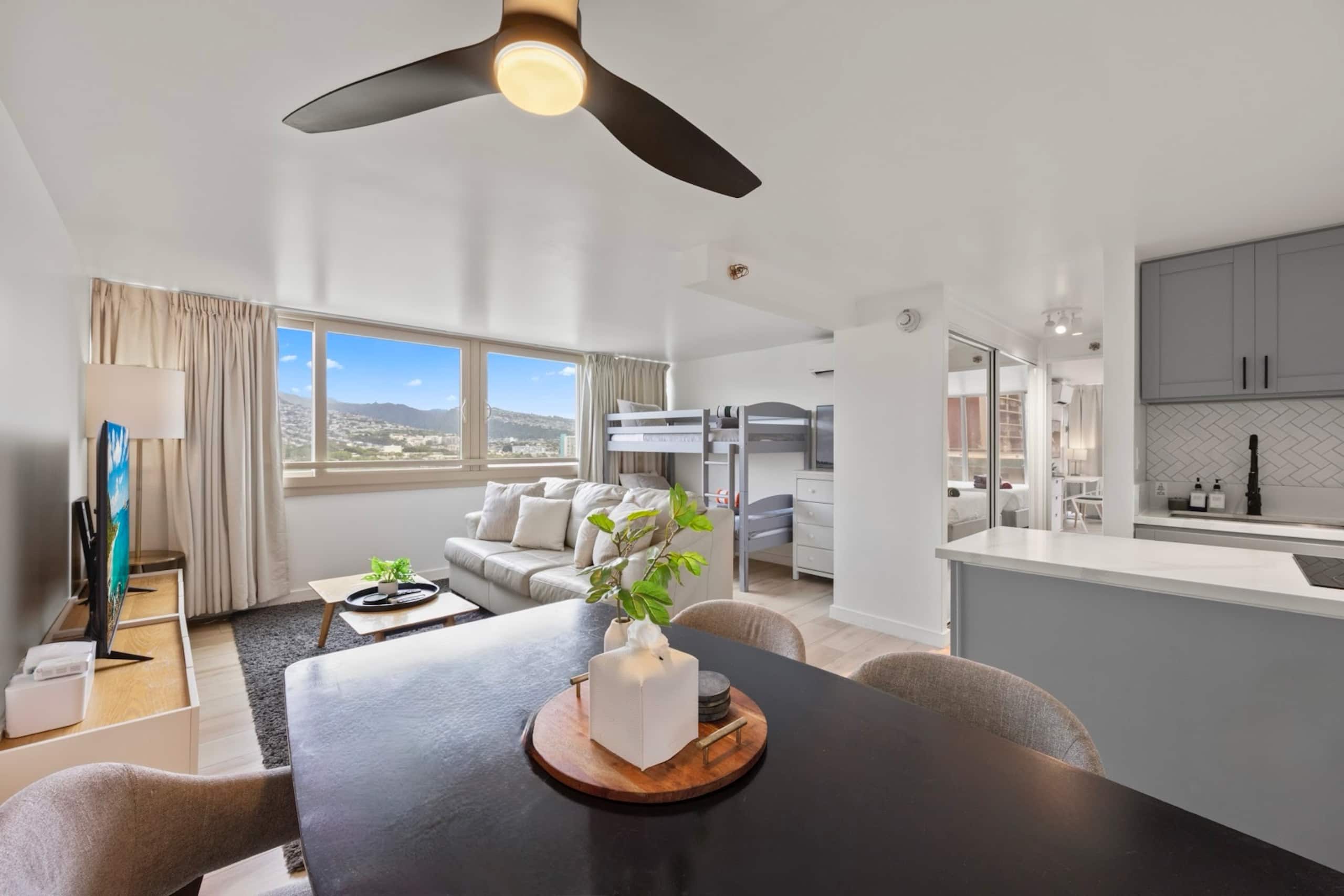 Condo in Honolulu · ★4.96 · 1 bedroom · 5 beds · 1 private bath - Image 30