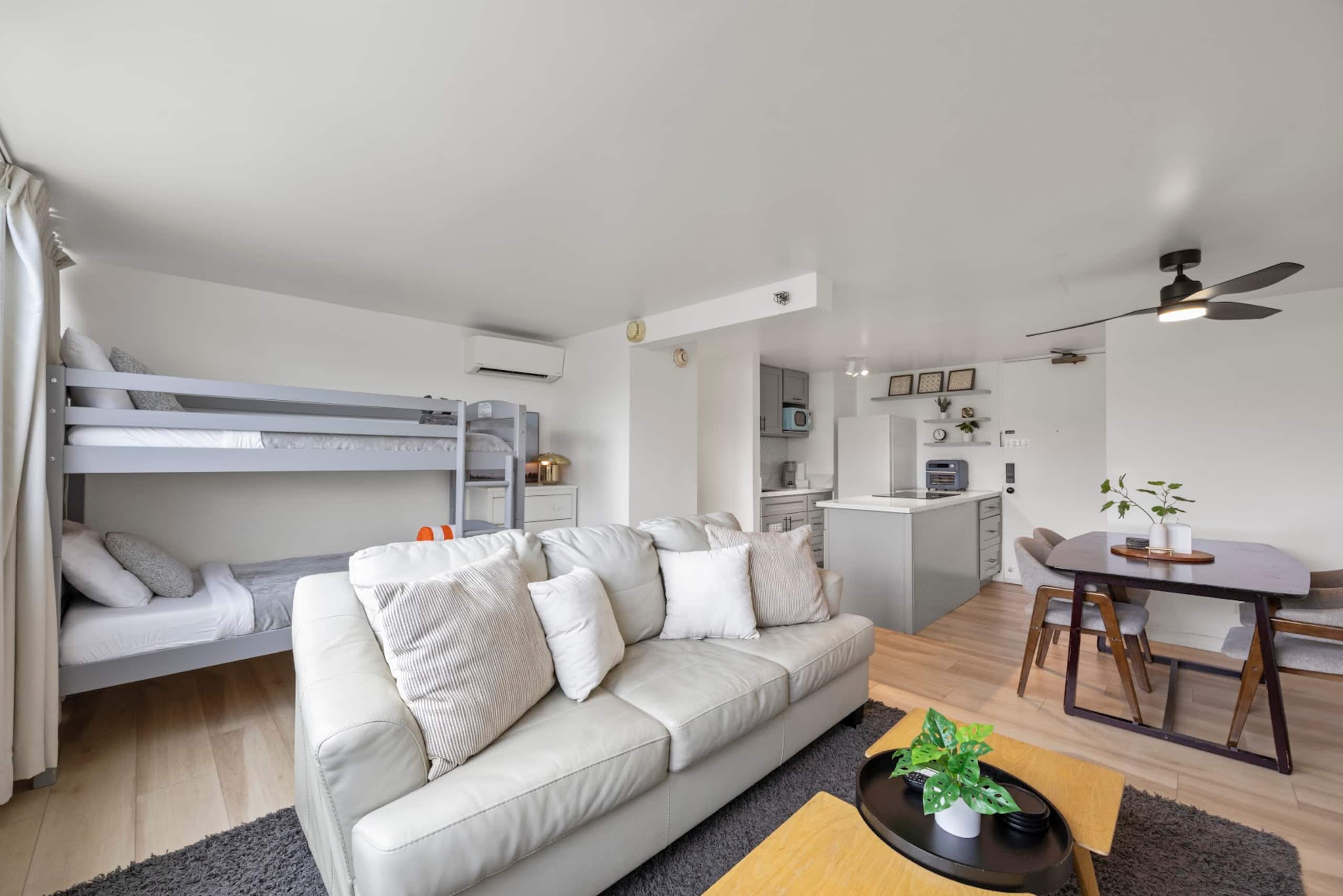 Condo in Honolulu · ★4.96 · 1 bedroom · 5 beds · 1 private bath - Image 5